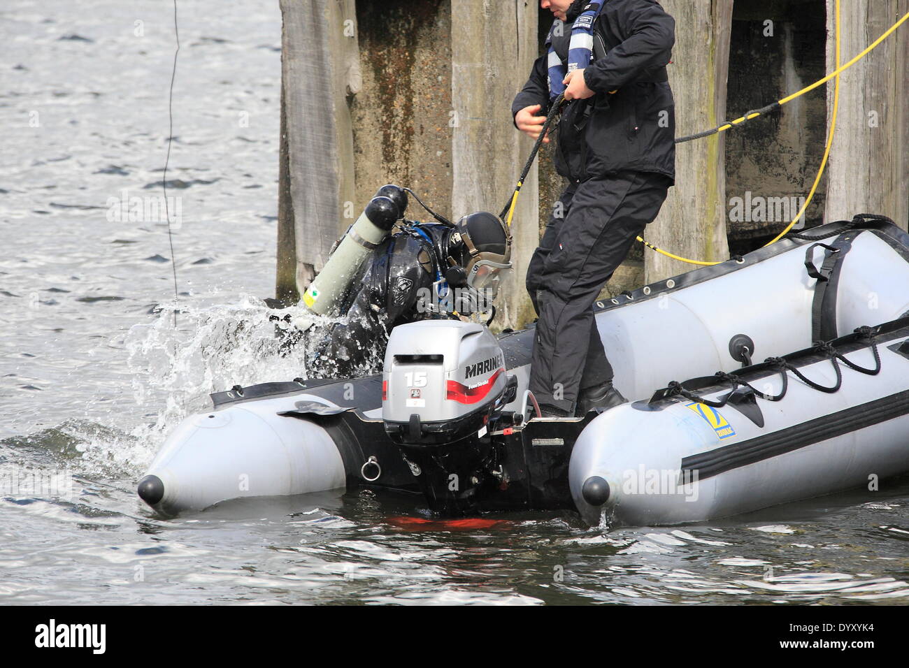 London, UK. Sonntag, 27. April 2014 sucht Metropolitan Polizei Marine-Einheit der Royal Victoria Docks für Flugschreiber des Flugzeugs als Teil der großen Multi-Agentur-Übung in East London statt. Die drei-Tages-Übung sieht Hunderte von Notdiensten Personal reagiert auf einem simulierten Flugzeugabsturz am Standort Millennium Mills und angrenzenden Royal Victoria Docks. Bildnachweis: HOT SHOTS/Alamy Live-Nachrichten Stockfoto