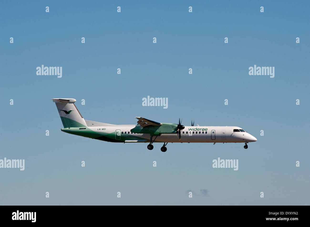 Die Widerøe Flyeselskap DHC-8-402 LN-WDI Dash 8 Ankunft am Flughafen von Dyce Aberdeen.  SCO 9067. Stockfoto