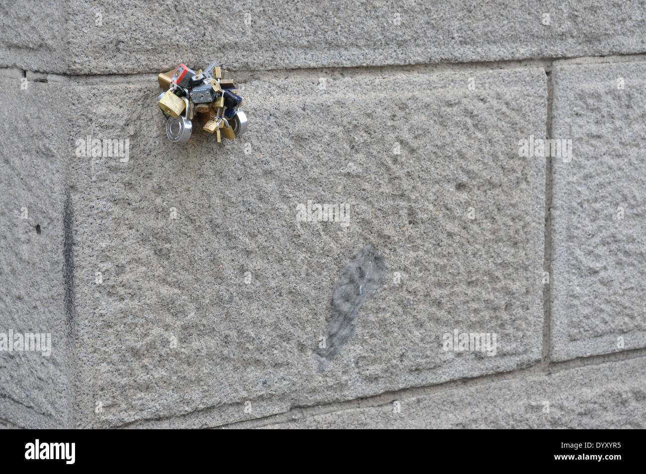 Liebesschlösser in den Granit-Pylon der Brooklyn Bridge. Stockfoto