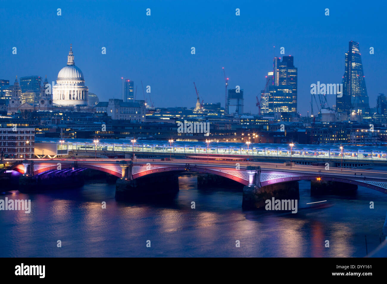 Der Londoner Skyline, Blackfriars Bridge und Themse bei Nacht von Oxo Tower London England UK Stockfoto