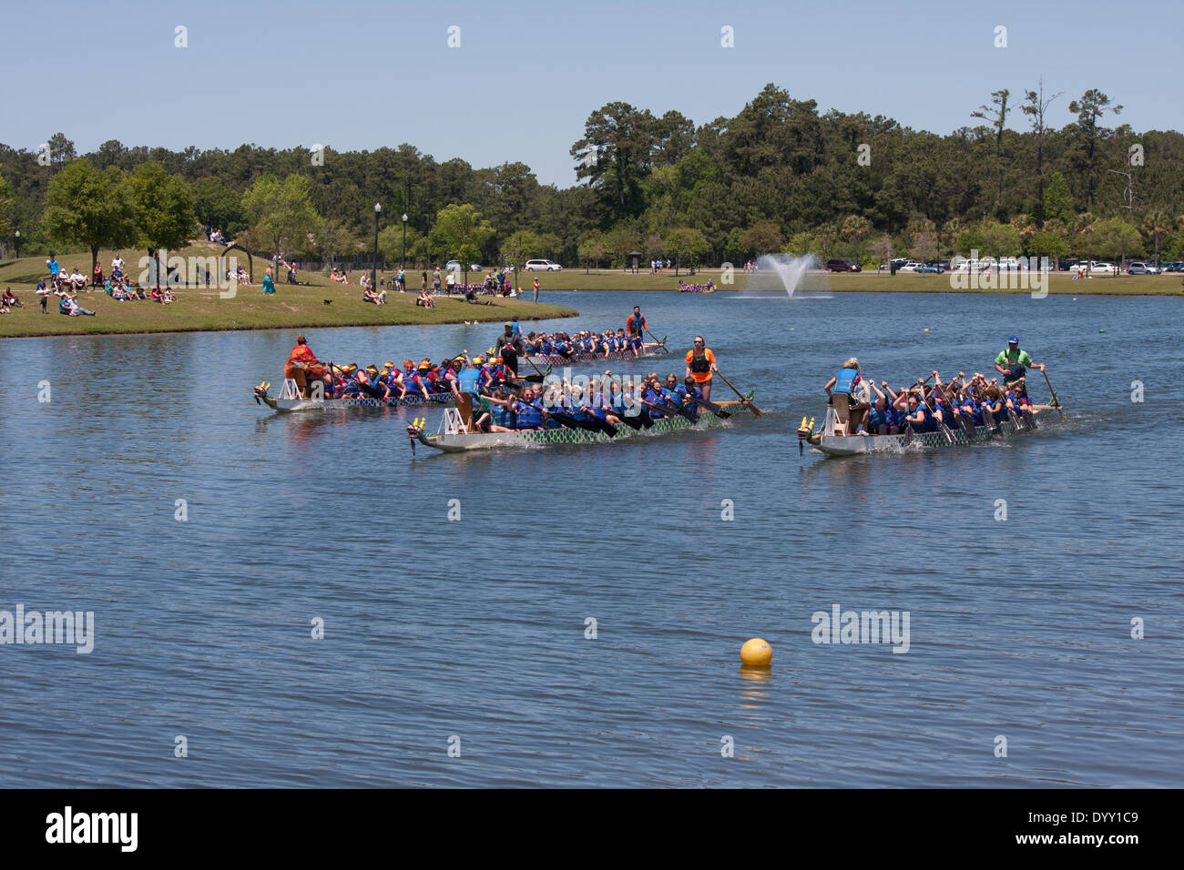 The Market Common, Myrtle Beach, SC, USA. 26. April 2014. Dragon Boat Festival Rennen profitieren Ground Zero eine christliche Jugendarbeit. Fast 5000 Zuschauern kam heraus, das sechste Ground Zero Dragon Boat Festival zu sehen. Das Drachenbootrennen vorgestellten über 50 Teams aus 20 Paddler, ein Trommler und einer Person, die Lenkung. Bildnachweis: Robert Davis/Alamy Live-Nachrichten Stockfoto