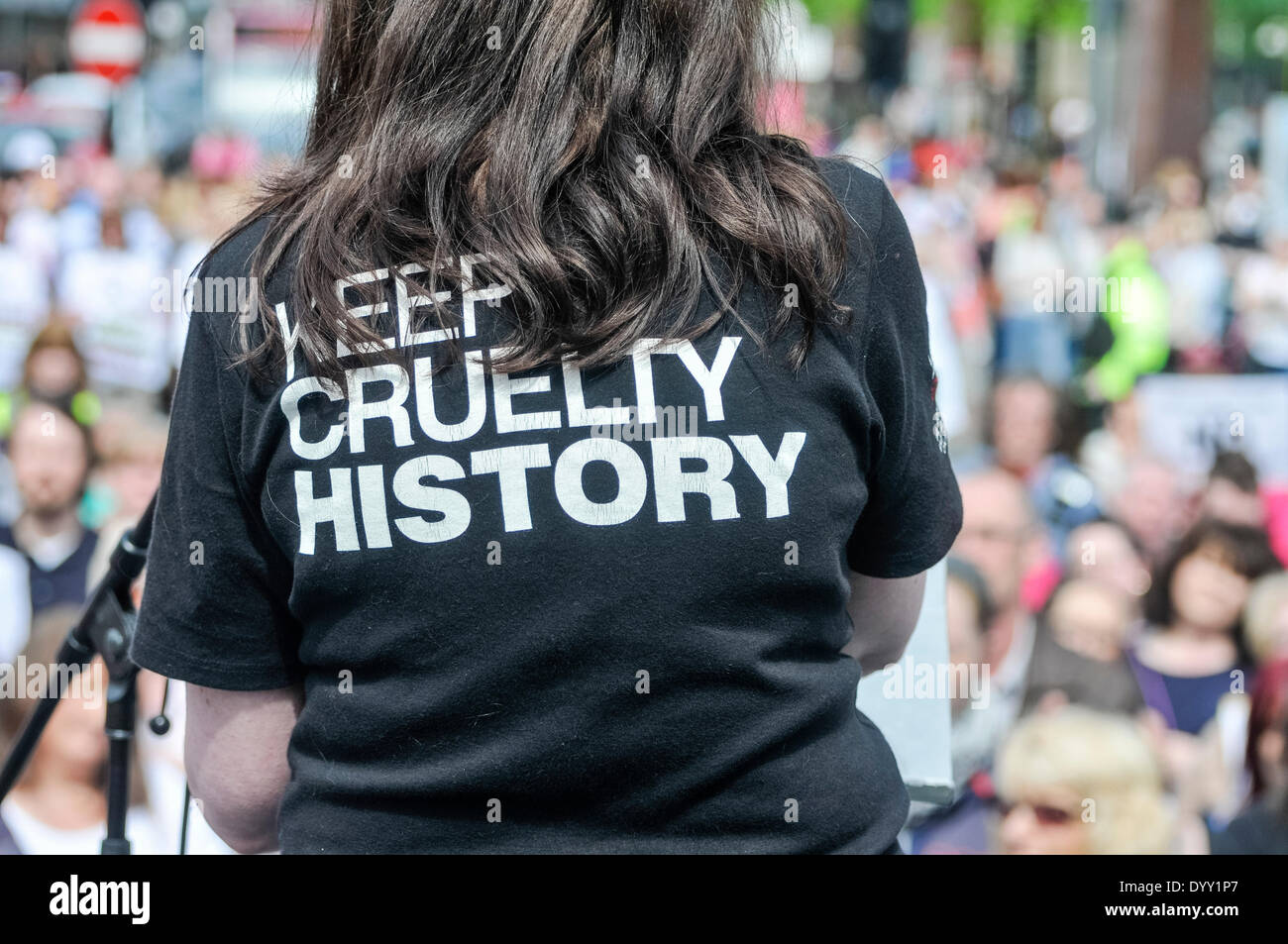 Belfast, Nordirland. 27. April 2014 - eine Frau trägt ein t-Shirt, das "Halten Grausamkeit History"-Adressen eine große Menschenmenge bei einer Anti-Tier-Grausamkeit-Rallye sagt. Bildnachweis: Stephen Barnes/Alamy Live-Nachrichten Stockfoto