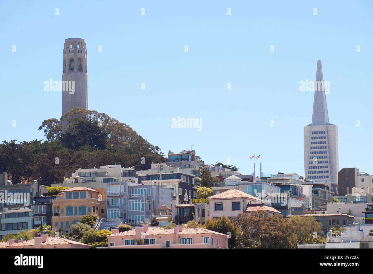 Ein Blick auf den Coit Tower auf dem Telegraph Hill (links) und die Transamerica Pyramid (rechts) in San Francisco, Kalifornien. Stockfoto