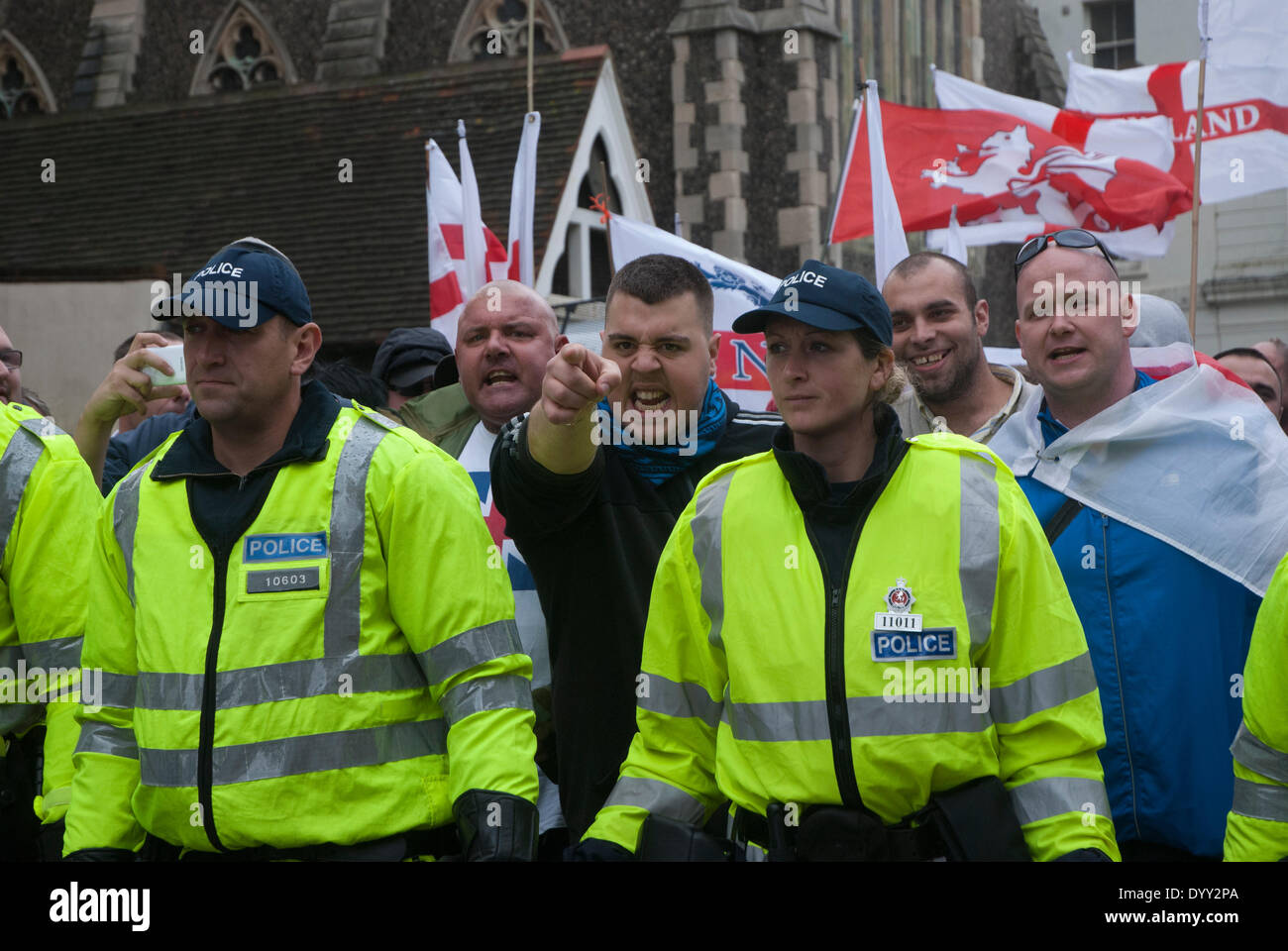 Brighton, UK. 27. April 2014. Ein Marsch für England Supporter weist auf Zähler Demonstranten bei den jährlichen Demonstration in Brighton, Vereinigtes Königreich. Bildnachweis: Peter Manning/Alamy Live-Nachrichten Stockfoto