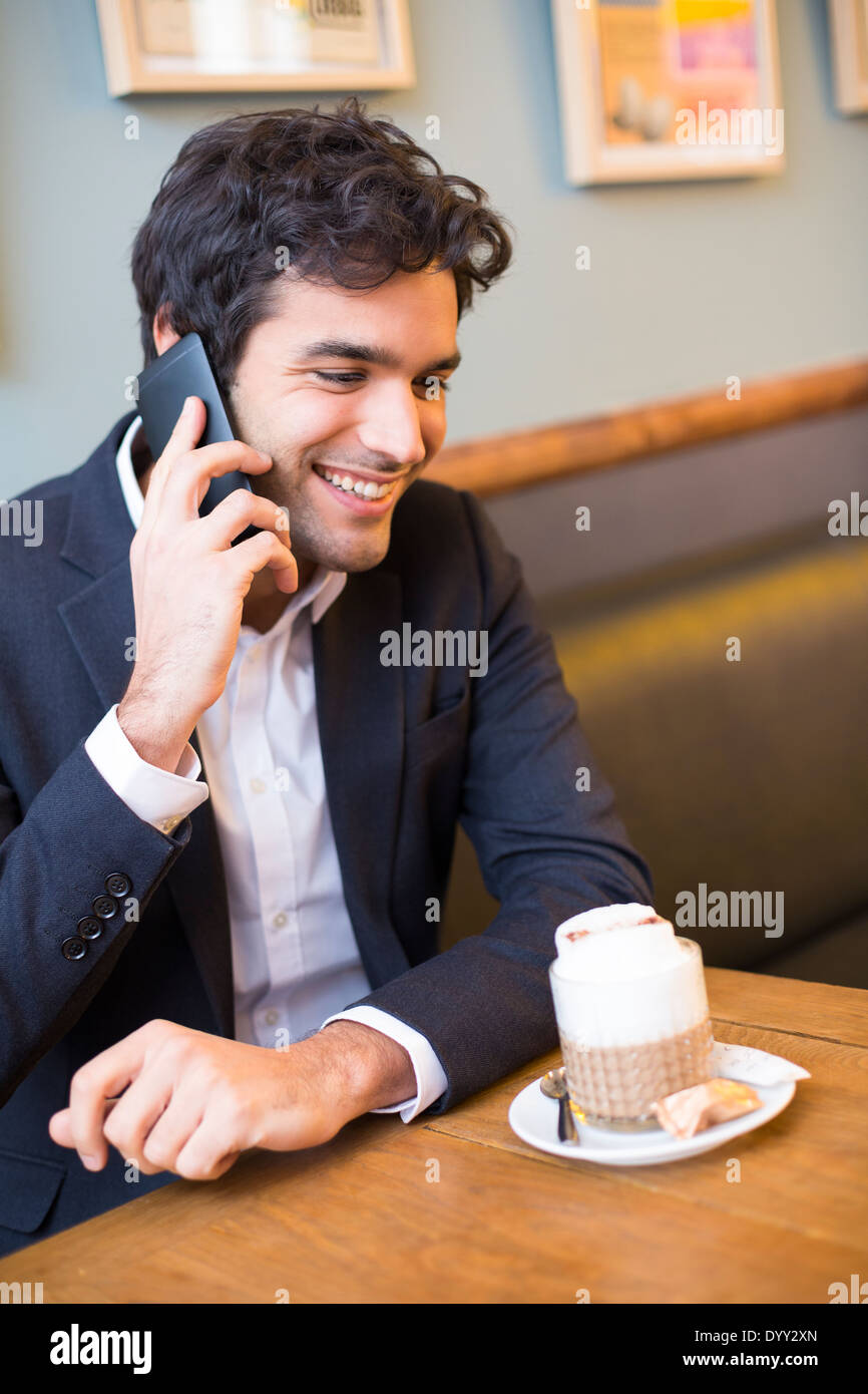 lächelnde männlichen fröhlich Restaurant smartphone Stockfoto