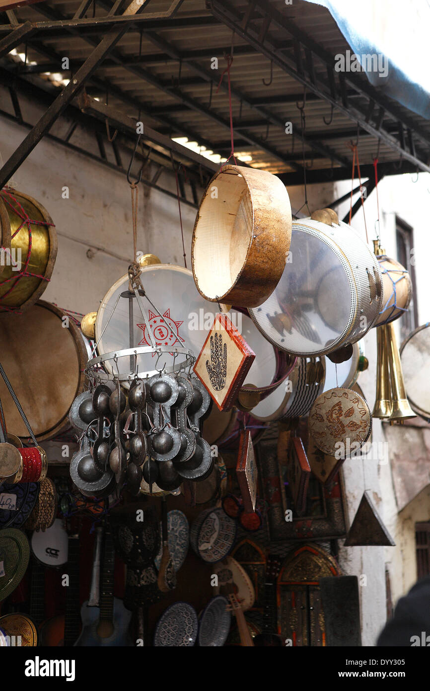 Musikinstrumente in marokkanische Medina Stockfoto