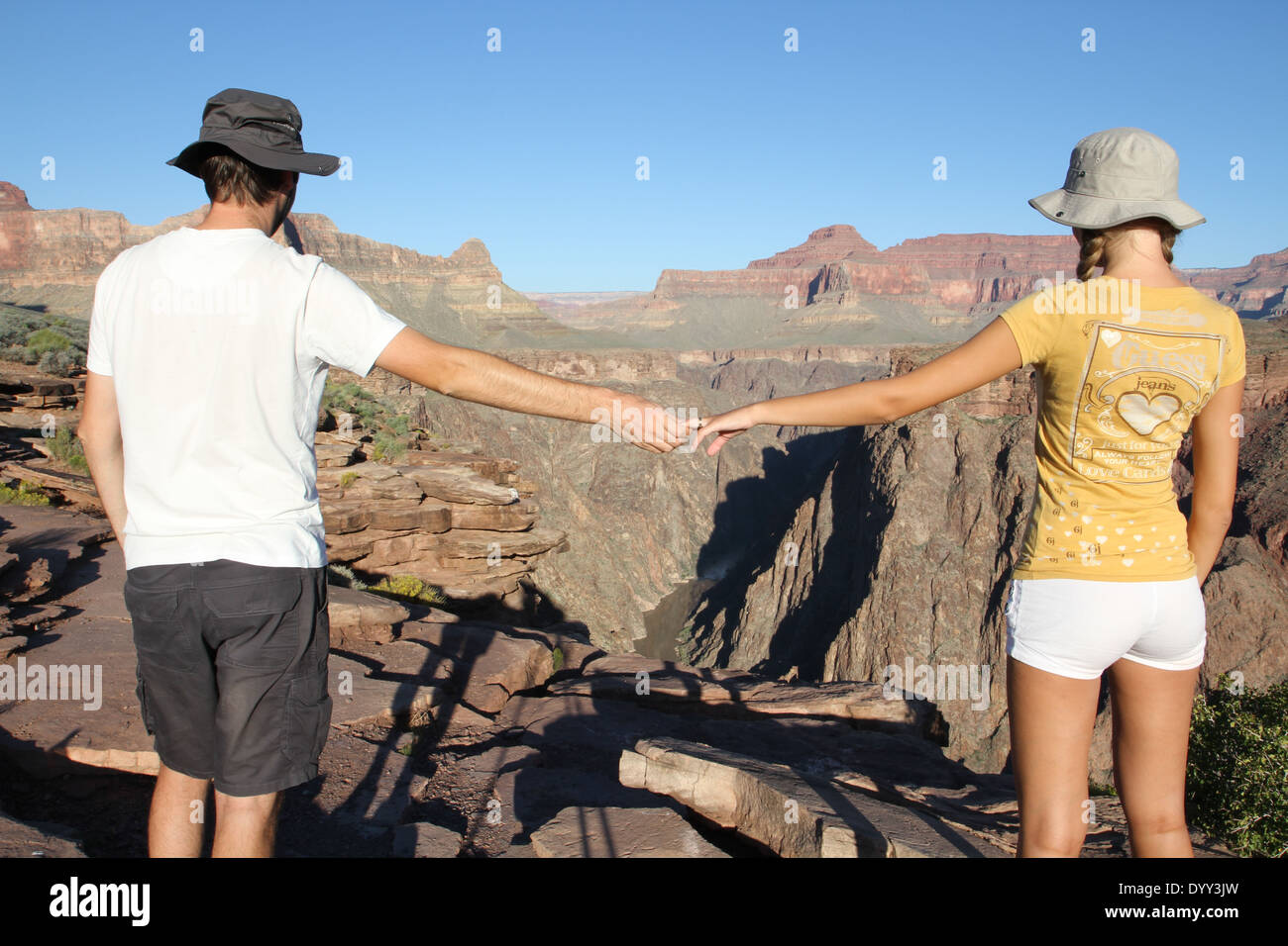 Paar genießt Sonnenaufgang und einem schönen Morgen am Plateau Point in Grand Canyon Stockfoto