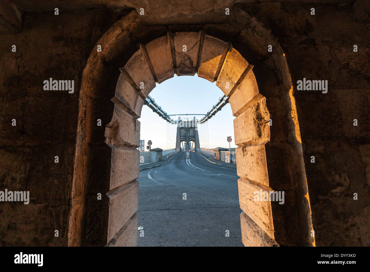 Die Menai Hängebrücke eine Hängebrücke, bei Sonnenuntergang, zwischen der Insel Anglesey und dem Festland von Wales. Stockfoto