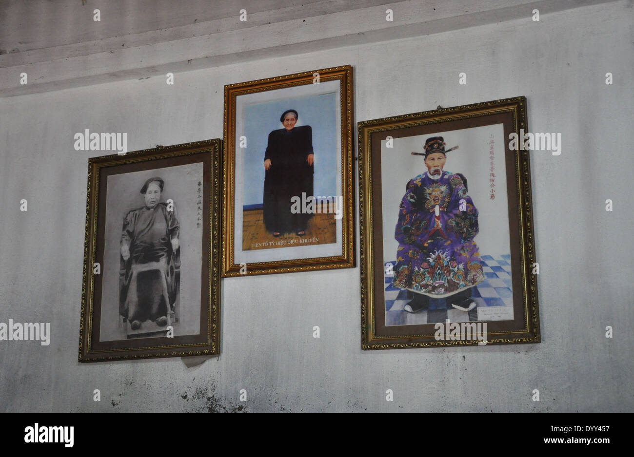 Bilder von Vorfahren auf dem Familienschrein in einem Haus in einem Dorf namens Que Vo in der Provinz Ha Bac im Delta des Roten Flusses außerhalb von Hanoi in Vietnam. Stockfoto