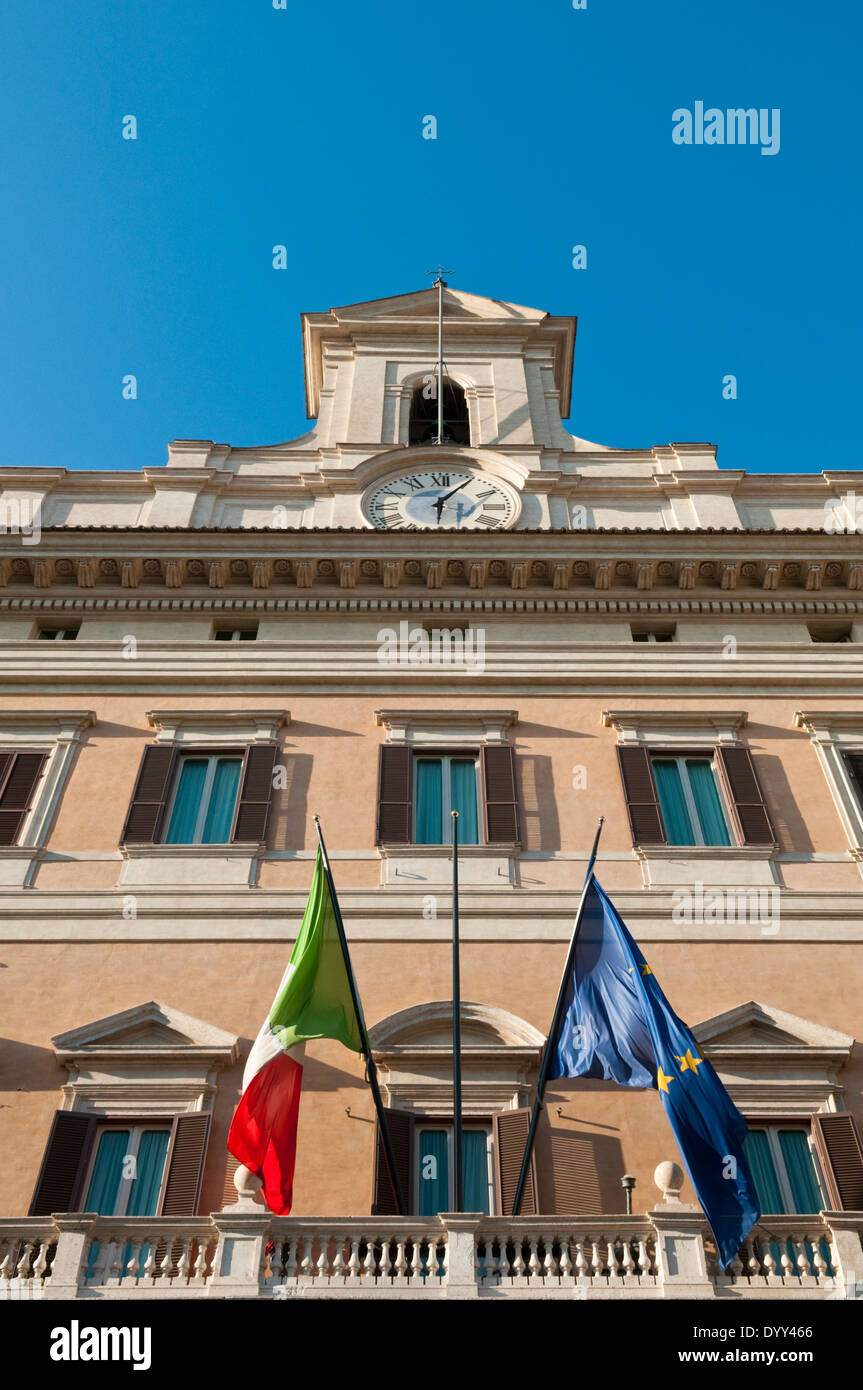 Fassade des Palazzo Montecitorio, den Sitz der Abgeordnetenkammer des italienischen Parlaments in Rom Stockfoto