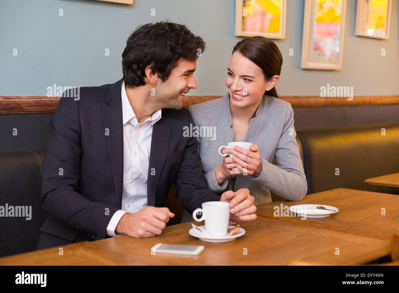 Frau Mann lächelnd Restaurant Liebe Stockfoto