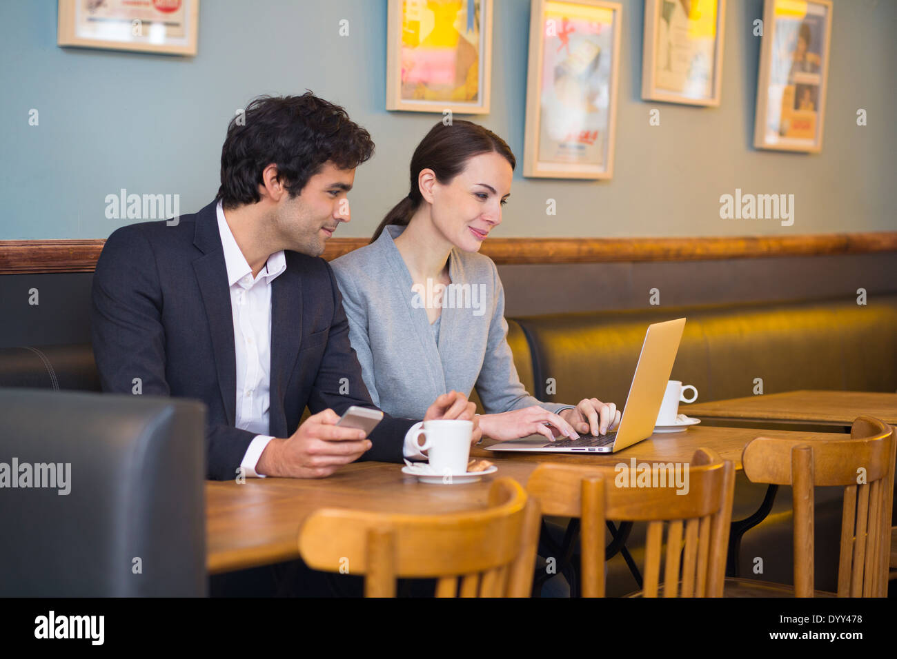 Business-Frau-Mann-Computer-Kollege-restaurant Stockfoto