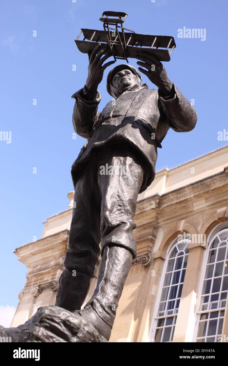 Monmouth Wales Statue von Charles Stewart Rolls, einem Pionier der frühen Luftfahrt und des Motorsports. Charles Rolls starb 1910 bei einem Flugzeugunglück Stockfoto