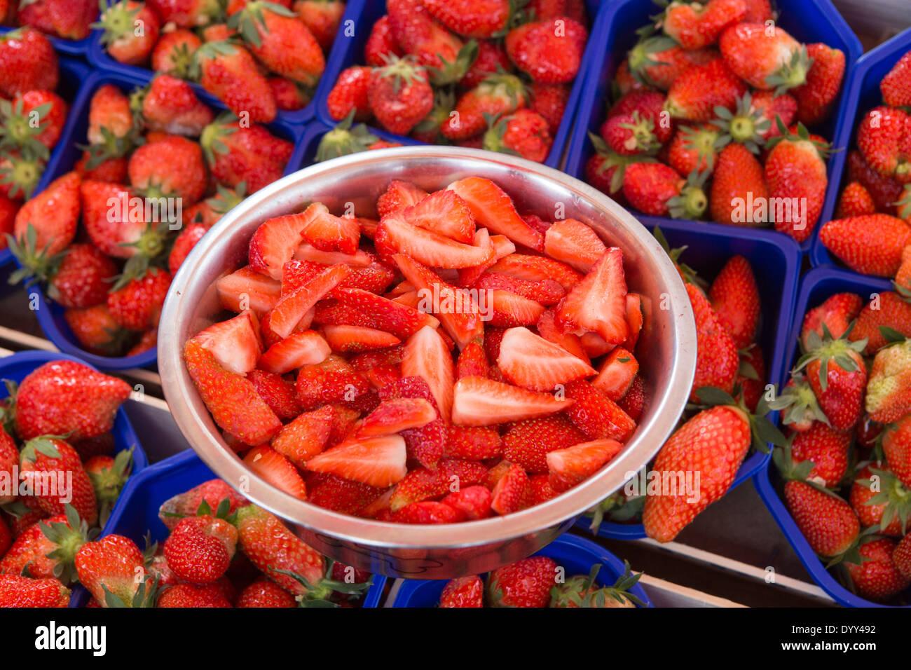 Schale mit frischen Erdbeeren auf dem Markt Stockfoto