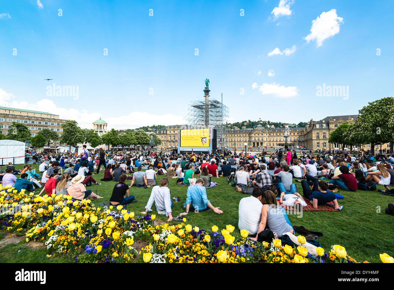 Menschen, die genießen open Air Kino im Stadt Zentrum von Stuttgart (Deutschland) Stockfoto