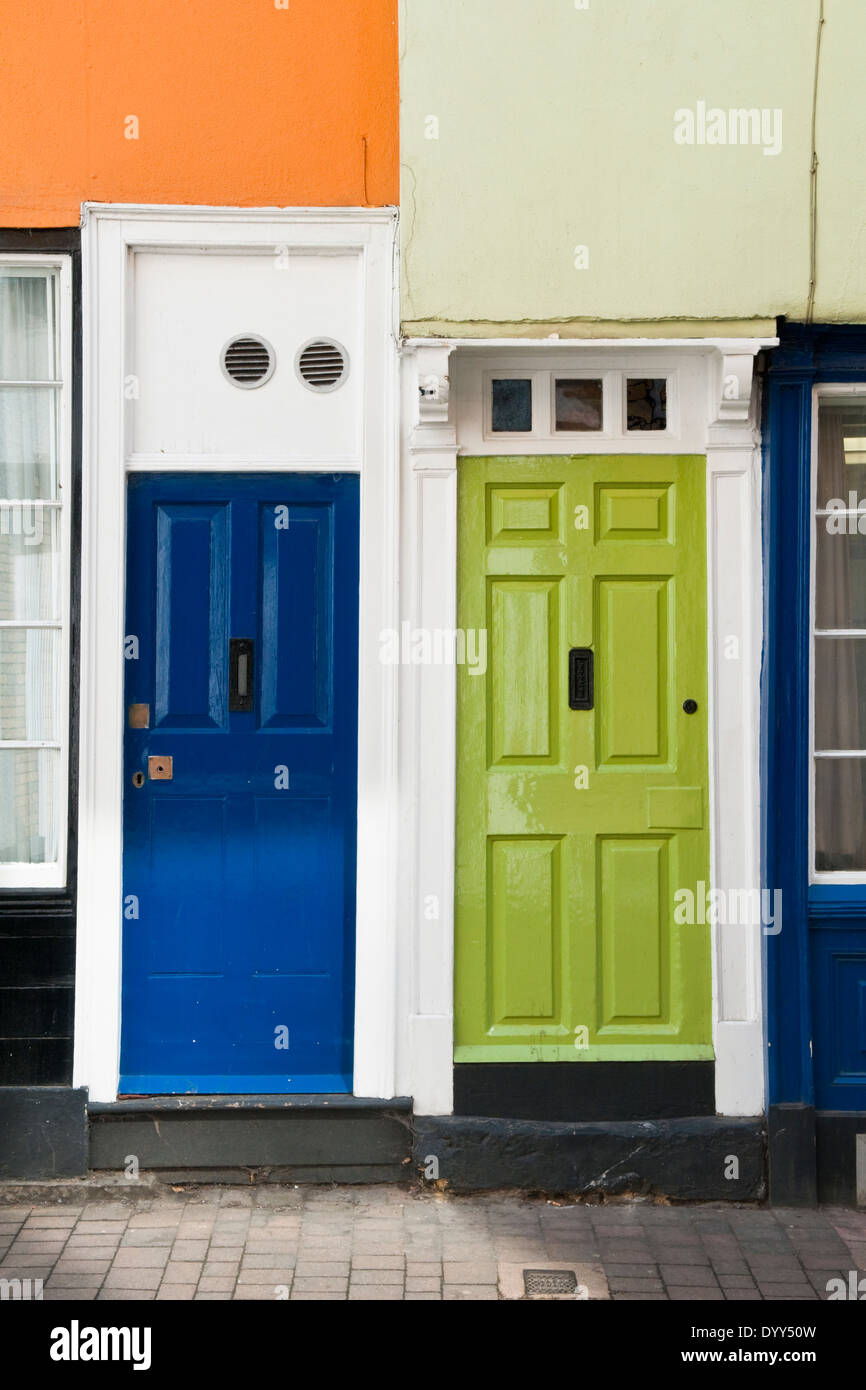 Blau und grün bemalt Vordertüren in Oxford, England Stockfoto