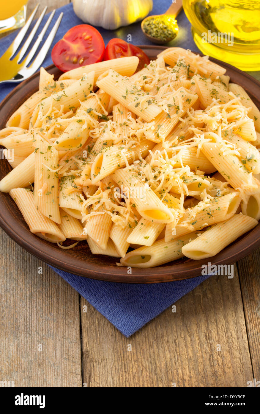 Pasta Penne in Platte auf hölzernen Hintergrund Stockfoto