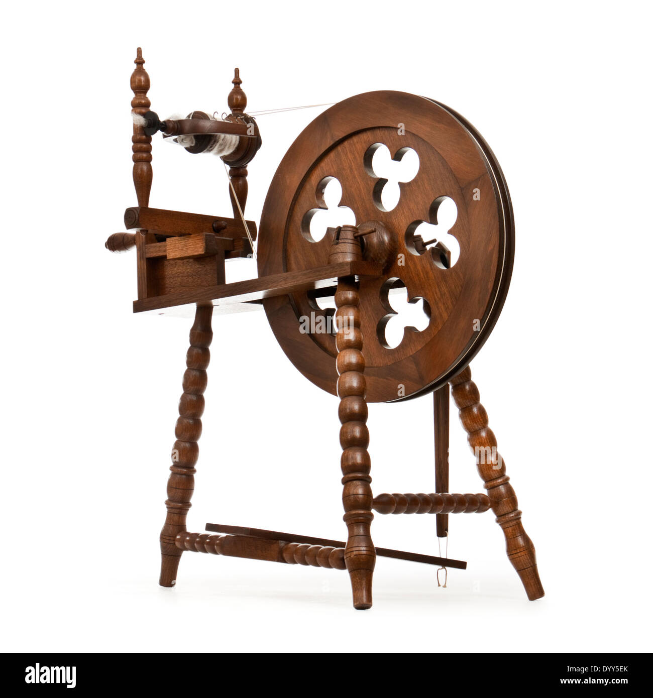Aus Holz handgefertigt Spinnrad vor weißem Hintergrund Stockfoto