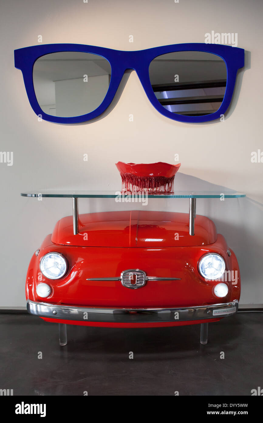 Consolle Cin-Cin und Augenhöhe von Lapo Elkann. Meritalia, Design Woche 2014, Milan Stockfoto