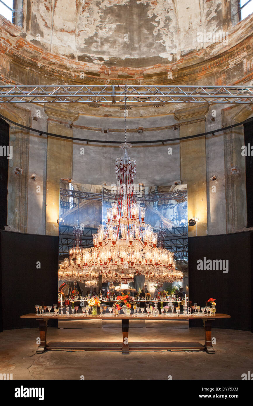 Kronleuchter Zenith, Design von Baccarat. Ehemalige Kirche San Carpoforo, Design Week 2014, Mailand, Italien. Stockfoto