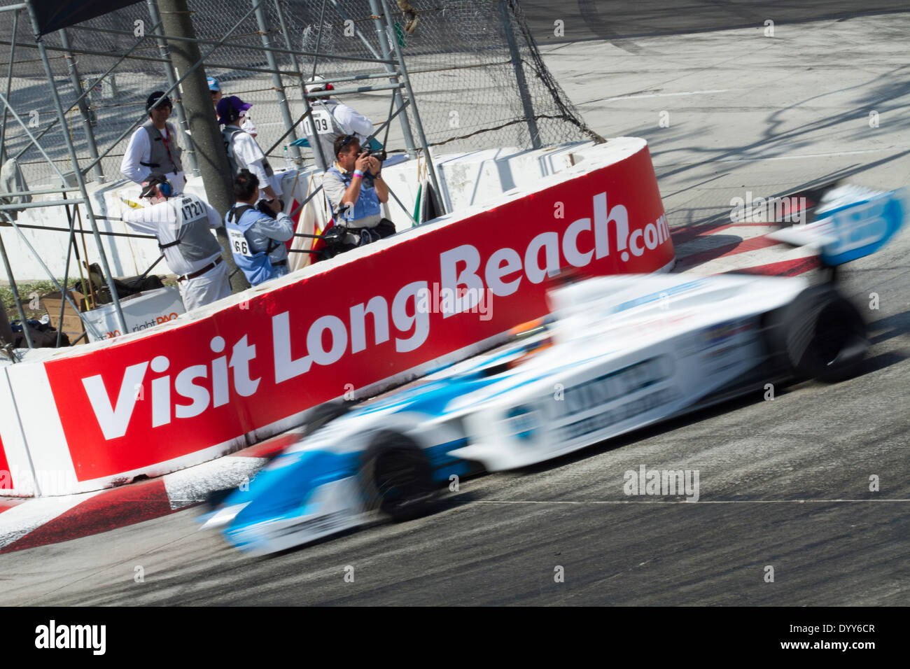 Nicht identifizierte Indy Racing Auto Streifen durch die "Long Beach zu besuchen" anmelden bei Toyota Grand Prix of Long Beach Stockfoto