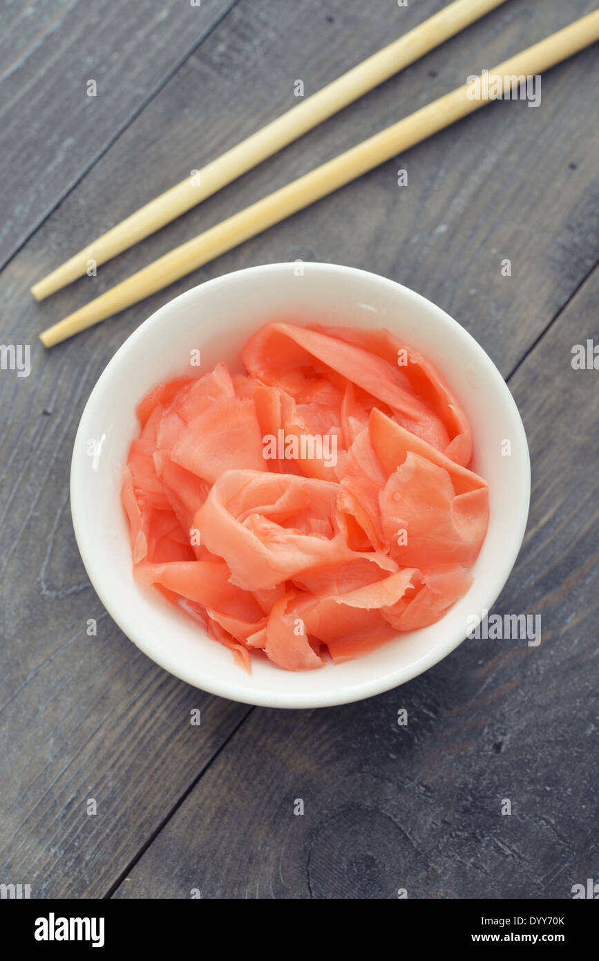 Eingelegtem Ingwer auf Teller mit hölzernen Stäbchen Stockfoto