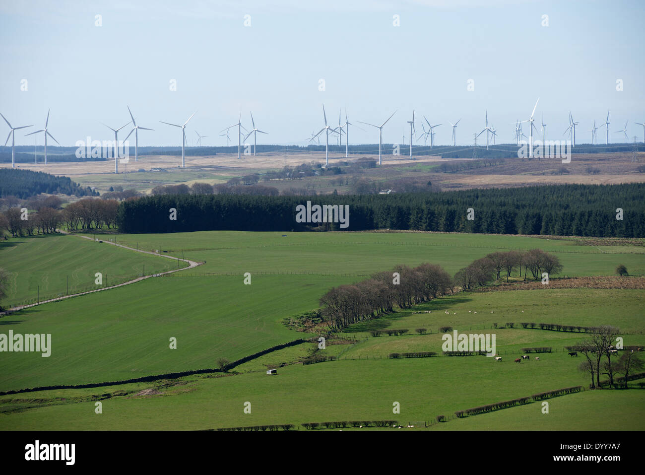 Blick nach Westen über die South Lanarkshire Landschaft mit Whitelee Windpark in der Nähe von Strathaven. Stockfoto