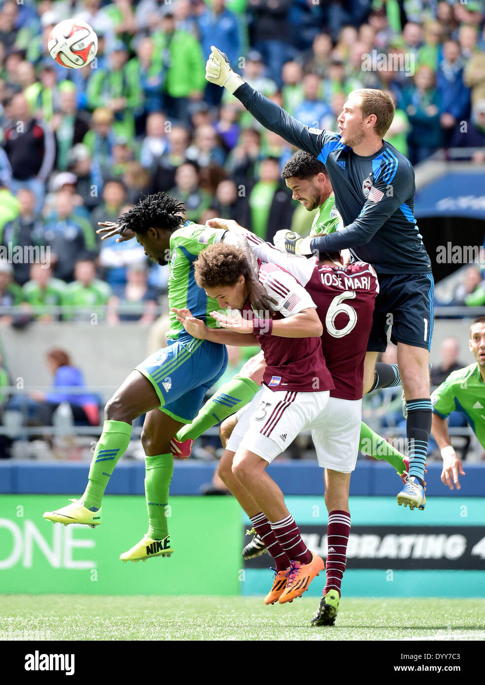 26. April 2014. Colorado Rapids Torhüter Clint Irwin #1 schlägt den Ball Weg gegen Seattle Sounders FC in CenturyLink Field in Seattle, WA. Seattle Sounders FC besiegt die Colorado Rapids 4 - 1. George Holland/Cal Sport Media Stockfoto