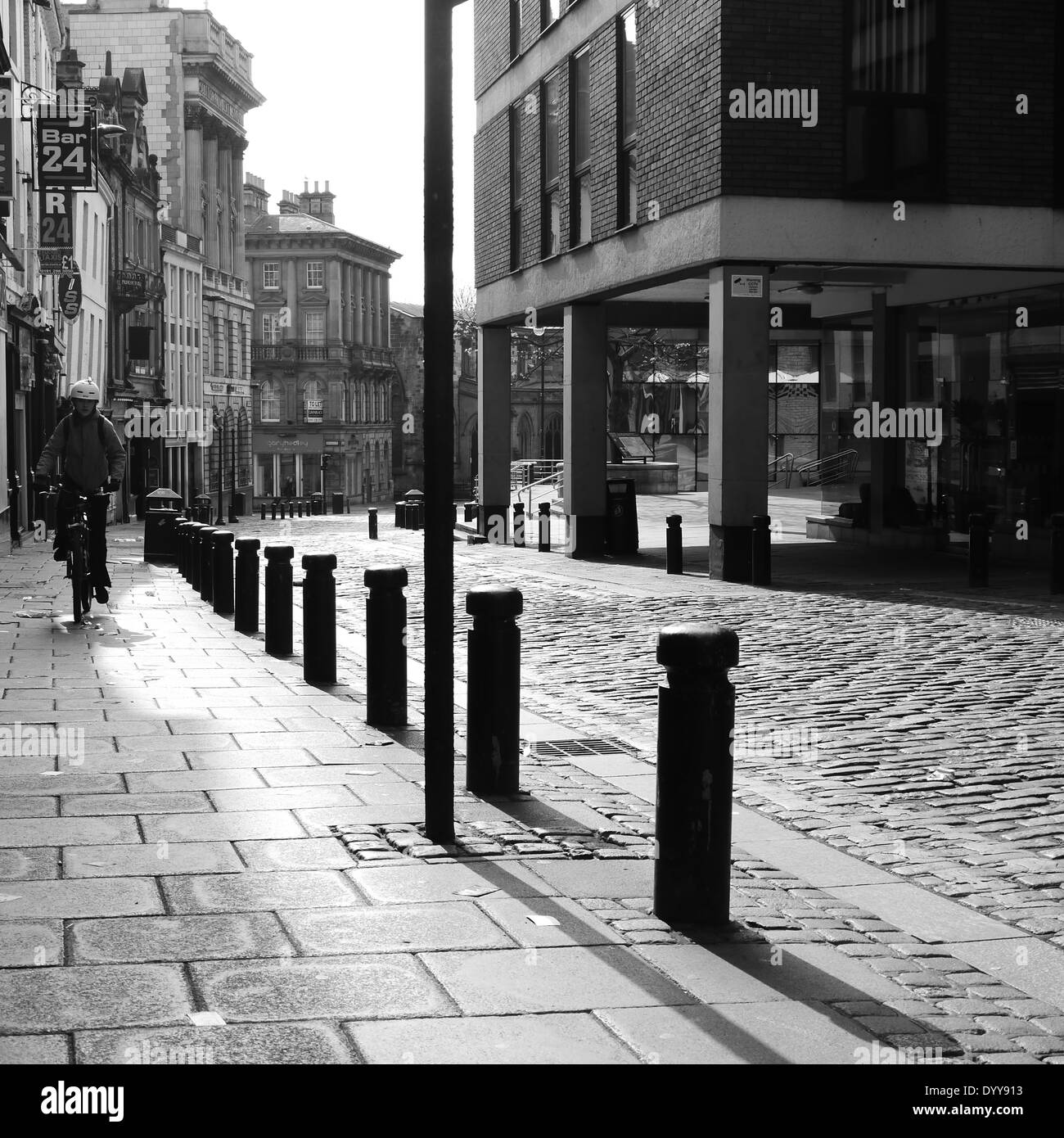Stadtlandschaft Bild des gepflasterten Stadtstraße in Monochrom, "Film Noir" / hell-dunkel-Stil - Stoffmarkt, Newcastle Upon Tyne Stockfoto