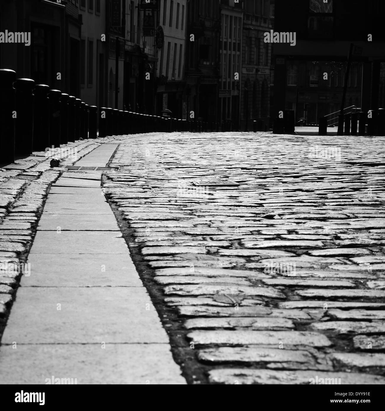 Stadtlandschaft / abstraktes Bild von gepflasterten Stadtstraße in Monochrom, "film Noir" Stil - Stoffmarkt, Newcastle Upon Tyne Stockfoto