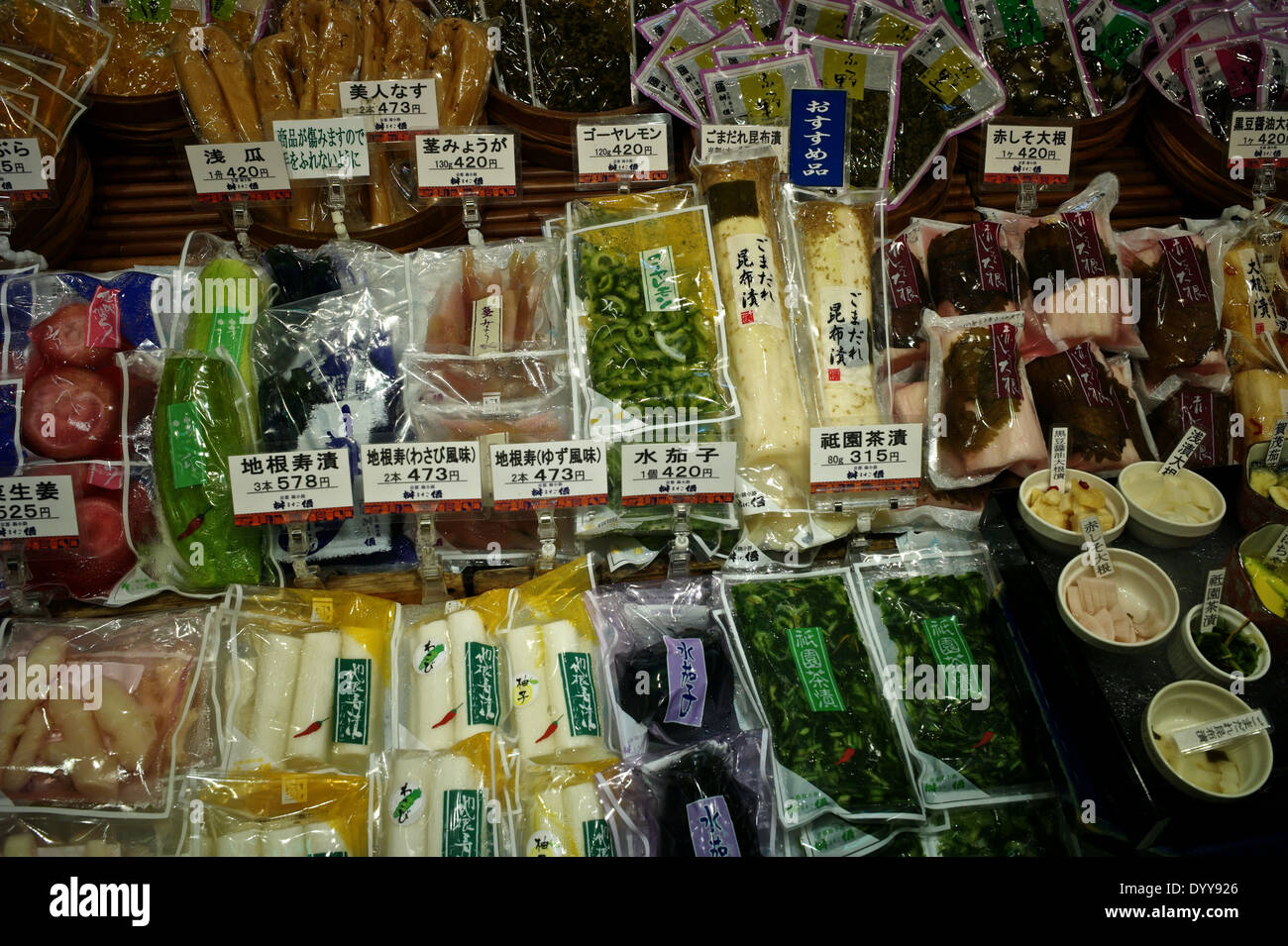 Chemische Produkte und Fisch auf dem Nishiki Markt. Stockfoto