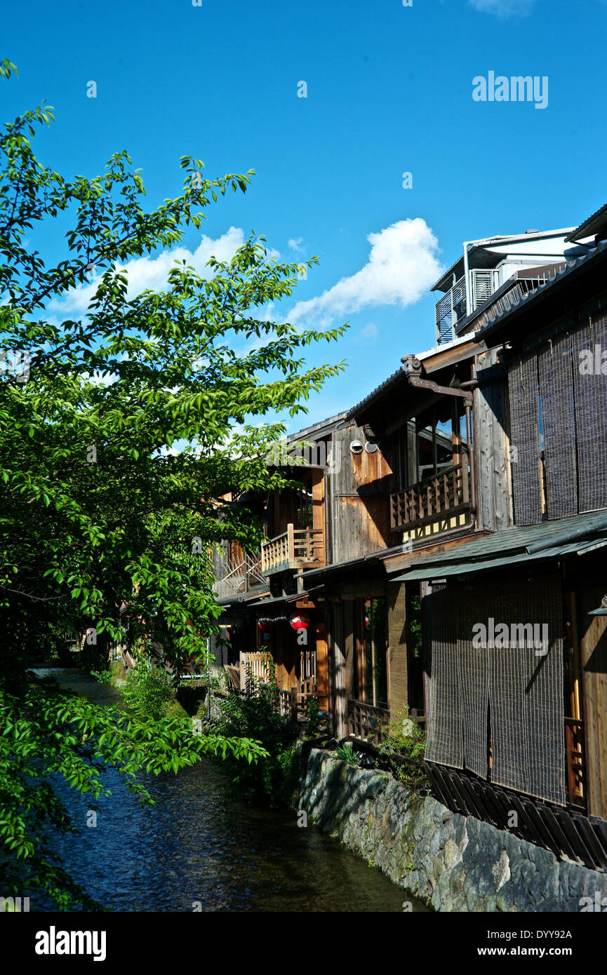 Shirakawa-Minami-Dori, einer der schönsten und zur gleichen Zeit die typischen japanischen Orte Stockfoto