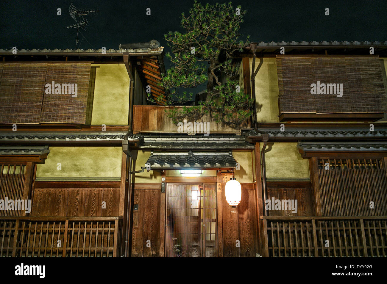 Gion, der berühmten Bezirk von Kyoto wurde ursprünglich im Mittelalter vor Yasaka Schrein entwickelt. Stockfoto