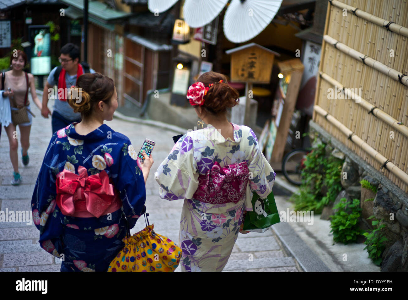 Asiatische Frauen in traditionellen Kimonos Erkundung der Läden und Geschäfte in der Nähe der Kiyomizu-Tempel. Stockfoto