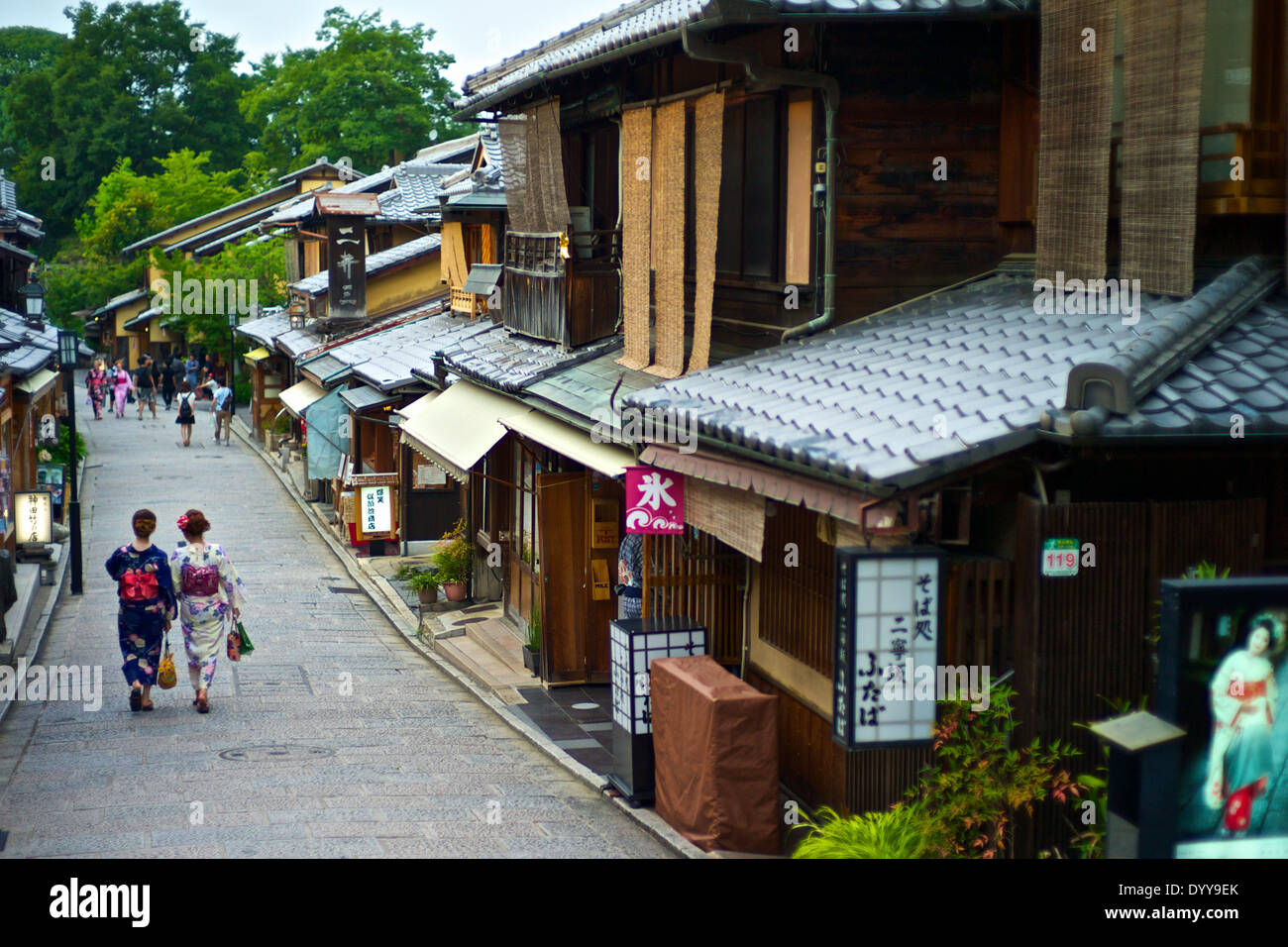 Asiatische Frauen in traditionellen Kimonos Erkundung der Läden und Geschäfte in der Nähe der Kiyomizu-Tempel. Stockfoto