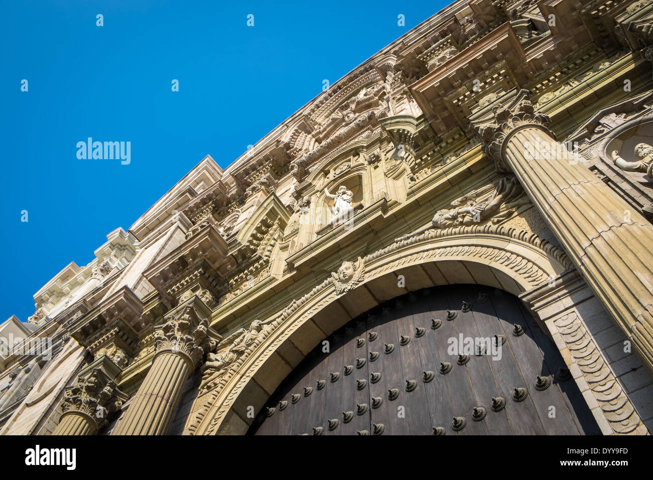 Fassade-Blick auf die Lima-Kathedrale in der Altstadt von Lima in Peru Stockfoto