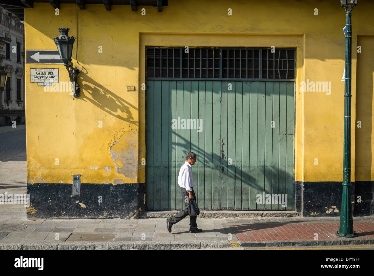 LIMA, PERU - ca. APRIL 2014: Mann zu Fuß in Calle del Arzobispado in der Altstadt von Lima in Peru Stockfoto