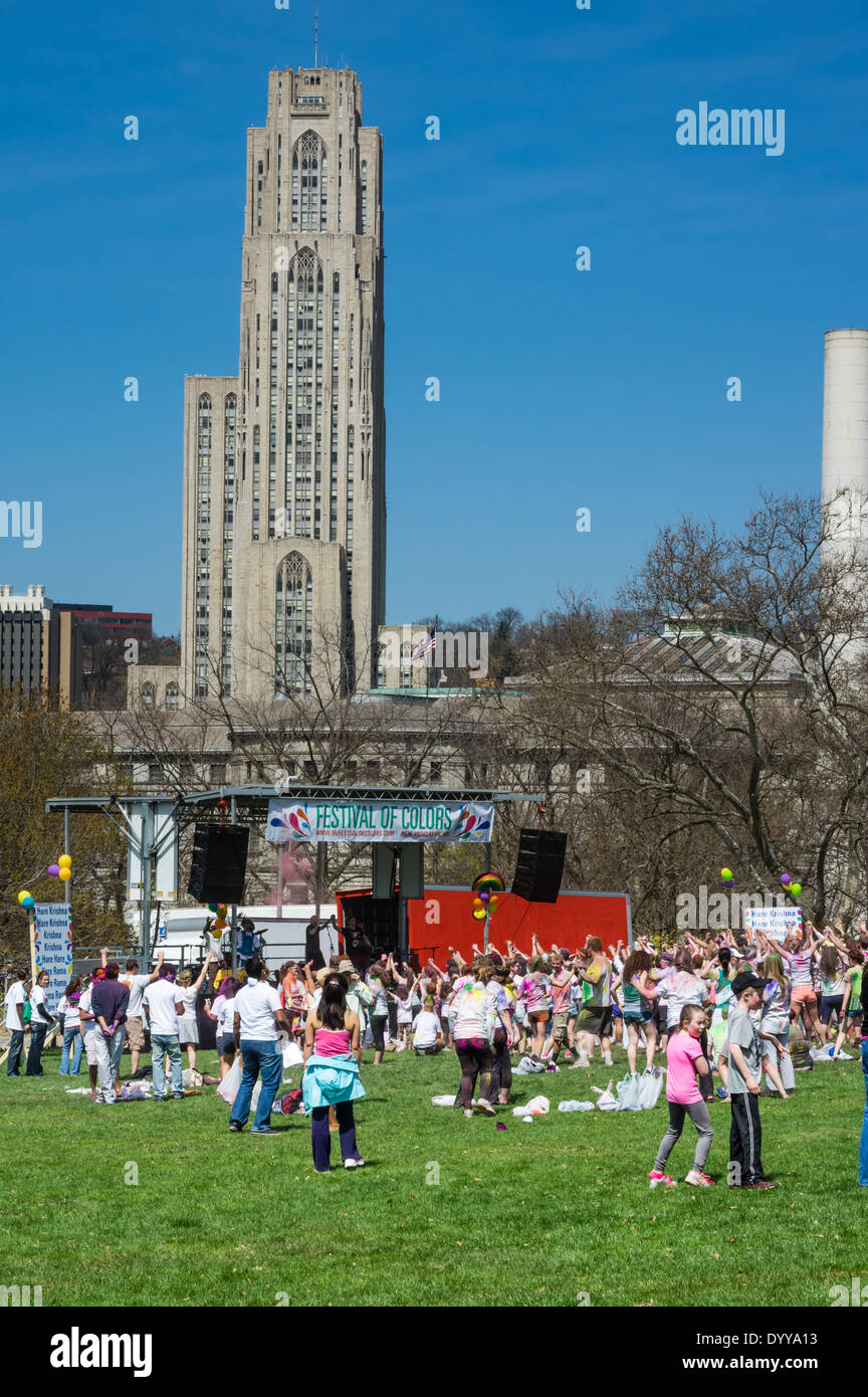 Festival der Farben im Vordergrund des Dom des Lernens Bestandteil der University of Pittsburgh.  Pittsburgh, Pennsylvania Stockfoto