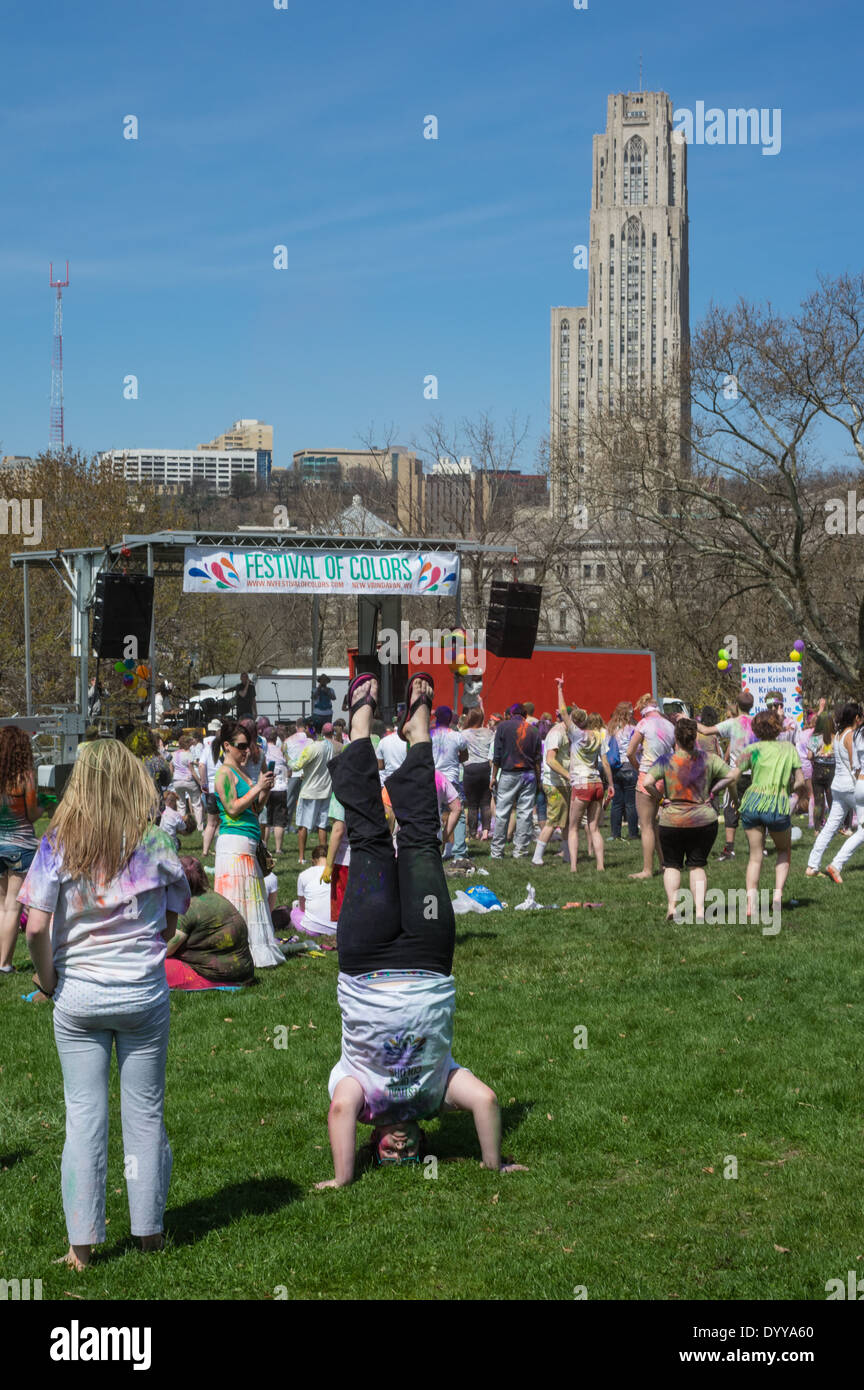 Menschenmenge versammelte sich für ein Festival der Farben mit dem Dom des Lernens im Hintergrund. Pittsburgh, Pennsylvania Stockfoto