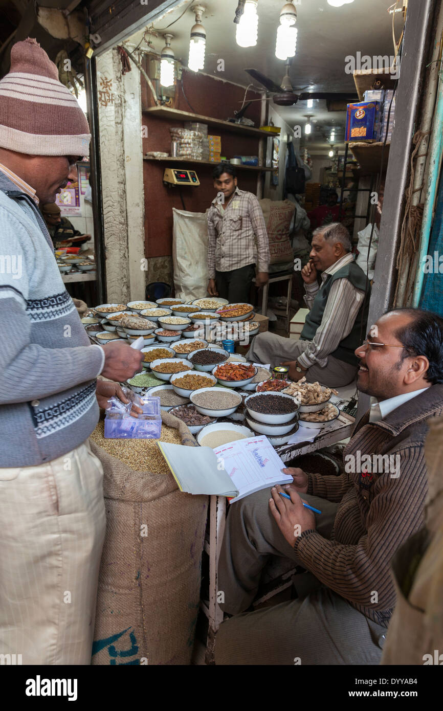 New Delhi, Indien. Eine Mutter und getrockneten Früchten Verkäufer seine Waren zeigt, khari Baoli Spice Market. Stockfoto