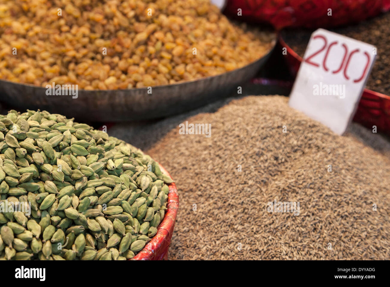 Neu-Delhi, Indien. Grüner Kardamom Samen, Kümmel, Rosinen zum Verkauf auf dem Markt. Stockfoto