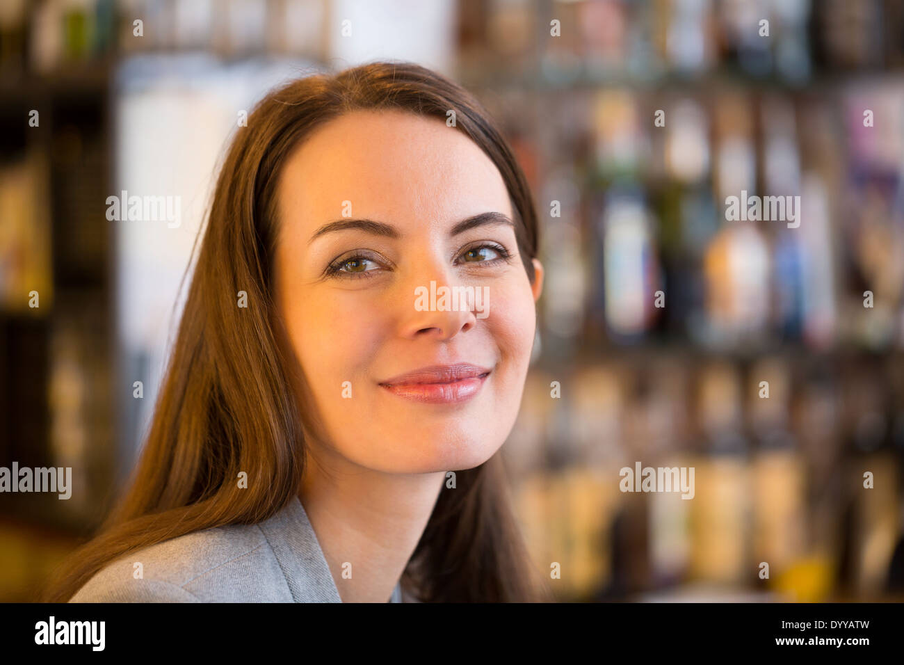 schöne weibliche Kaffee bar lächelnd Stockfoto