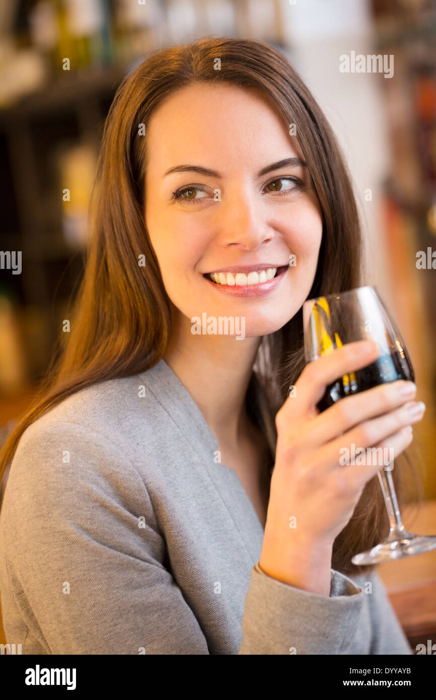 schöne weibliche Glas Wein trinkbar Stockfoto
