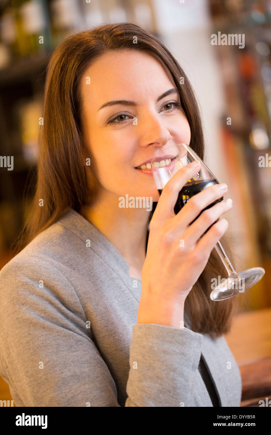 schöne weibliche Glas Wein trinkbar Stockfoto