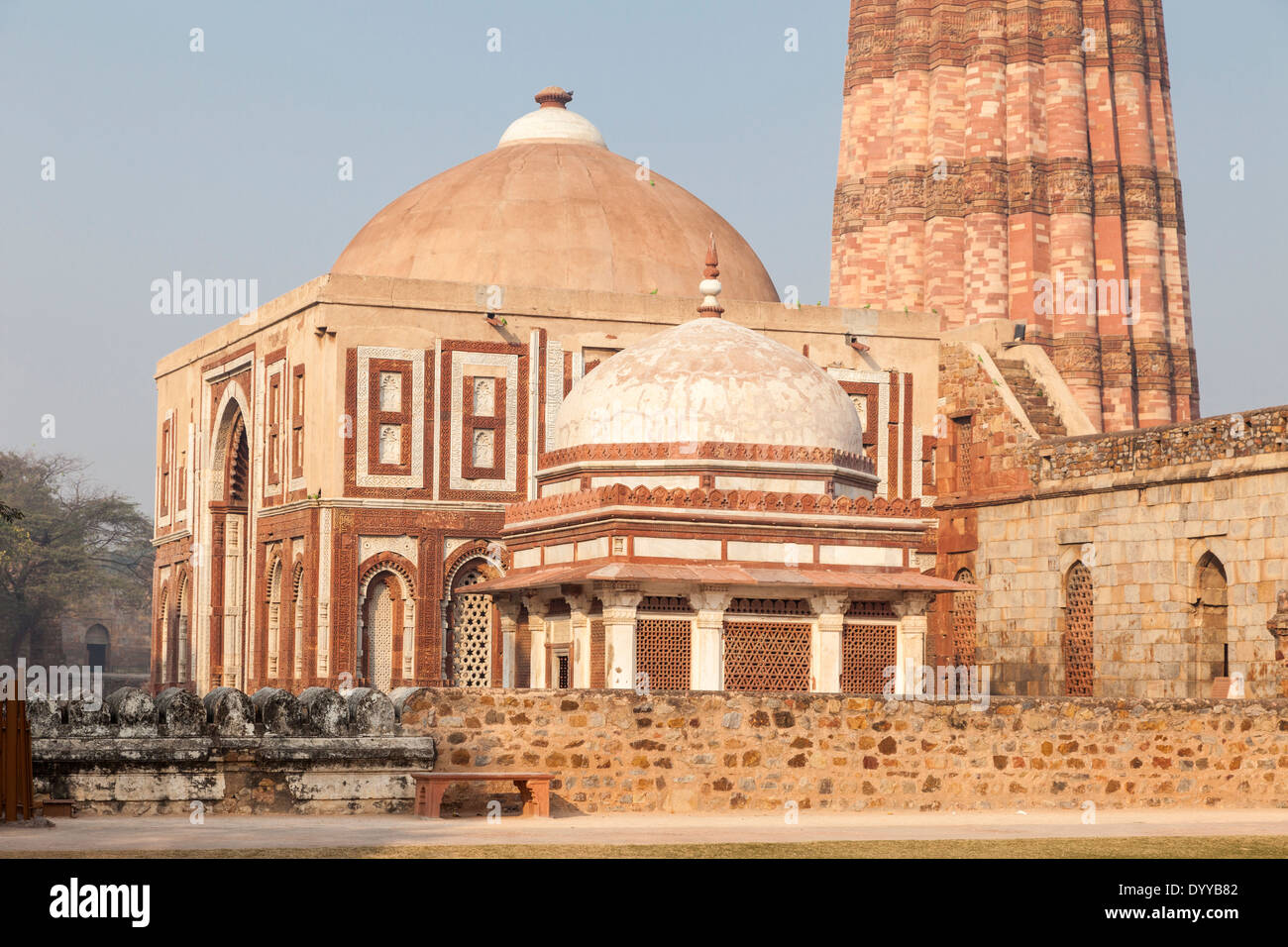 Neu-Delhi, Indien. Qutb Minar-Komplex, ein Sieg Turm und Minarett, 13.. Jahrhundert. Stockfoto