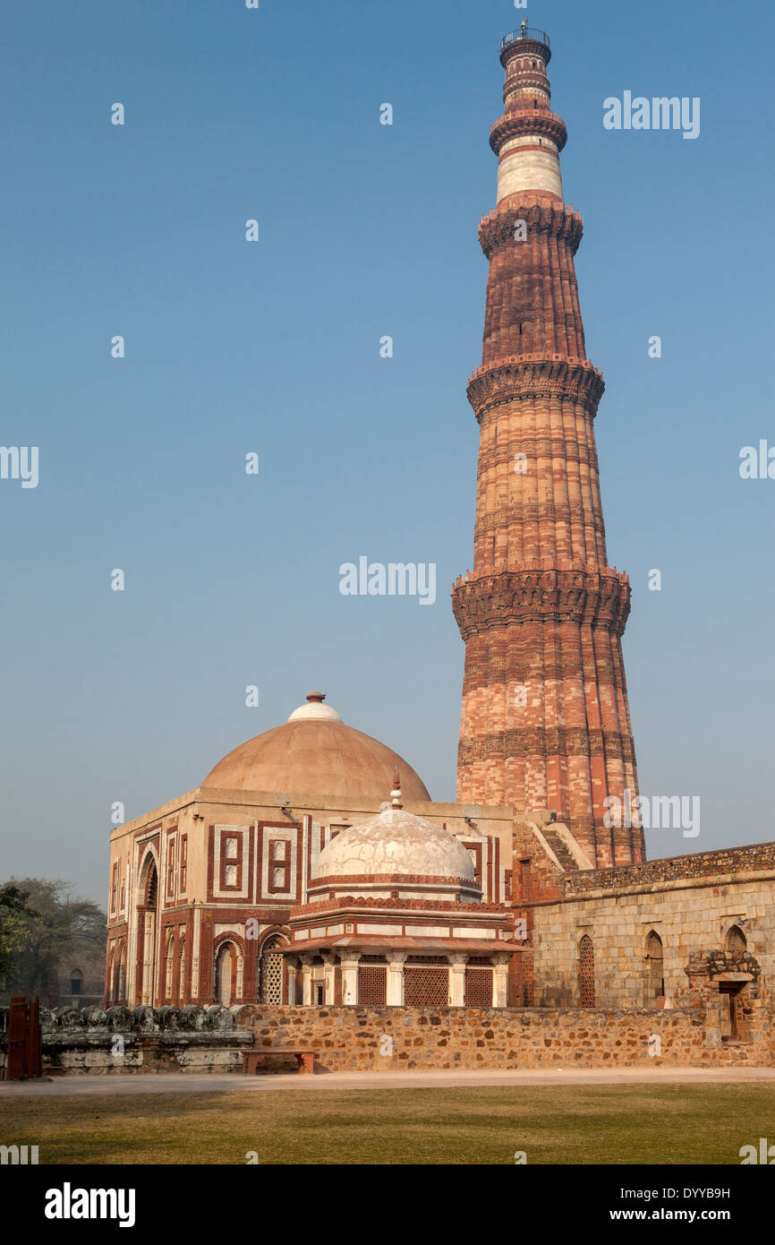 Neu-Delhi, Indien. Qutb Minar Sieg Turm und ein Minarett, 13.. Jahrhundert. Stockfoto