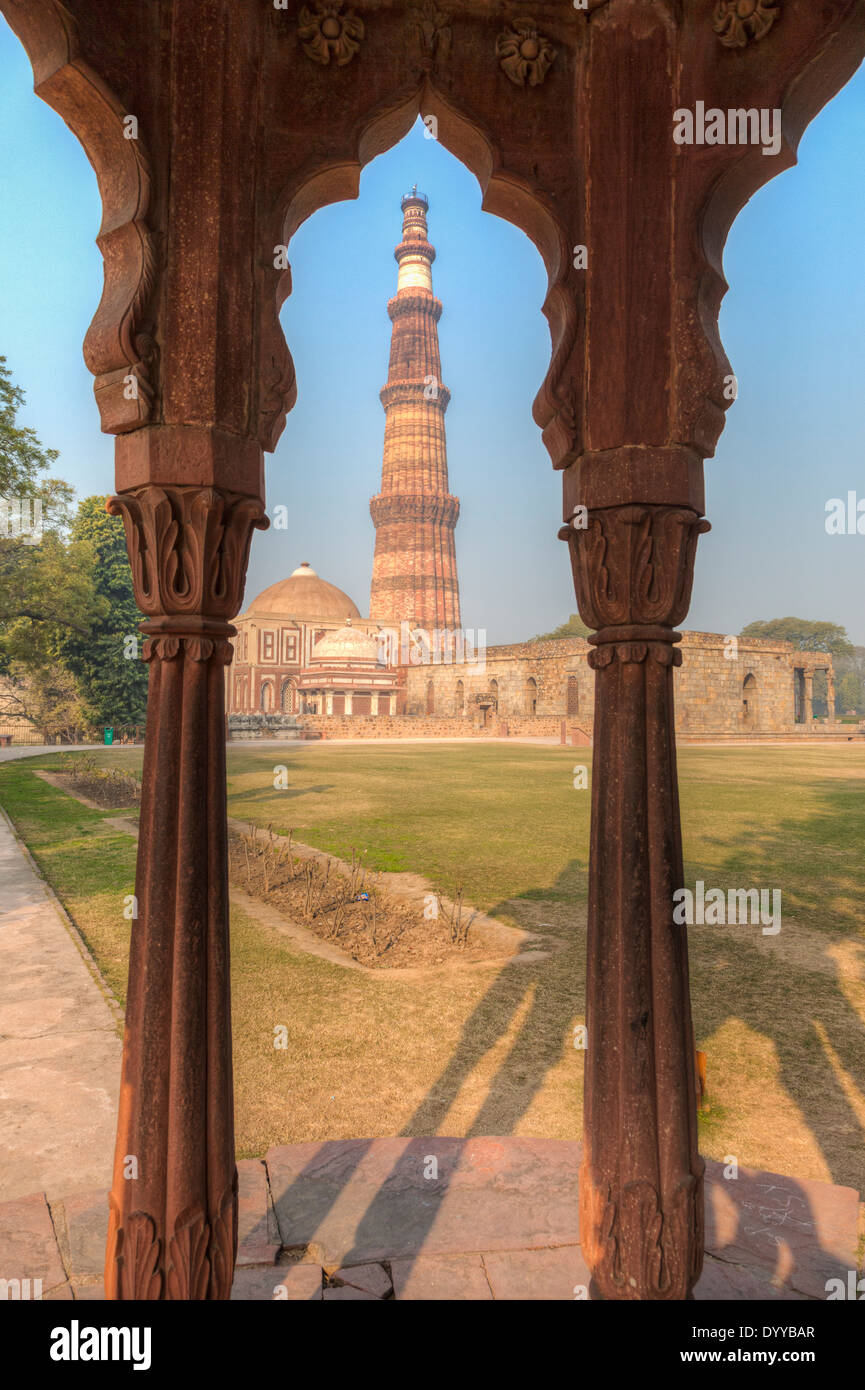 Neu-Delhi, Indien. Qutb Minar Sieg Turm und ein Minarett, 13.. Jahrhundert, durch zwei Säulen der Smiths Torheit gesehen. Stockfoto