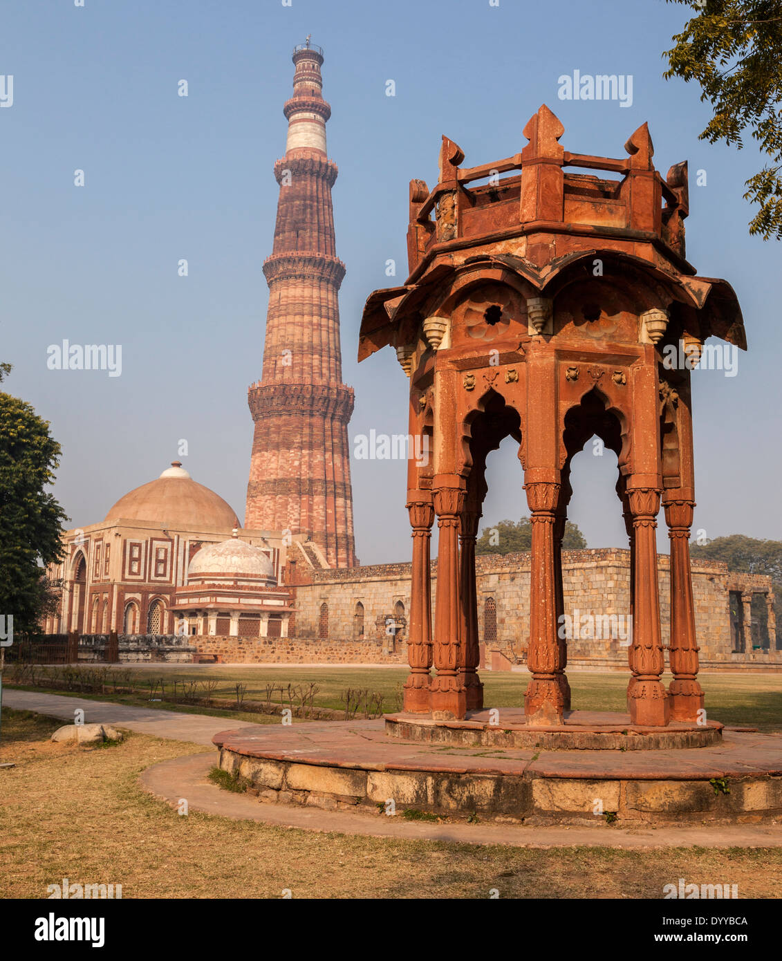 Neu-Delhi, Indien. Smiths Torheit im Vordergrund (19.. Jh.); Qutb Minar Sieg Turm und ein Minarett im Hintergrund. Stockfoto