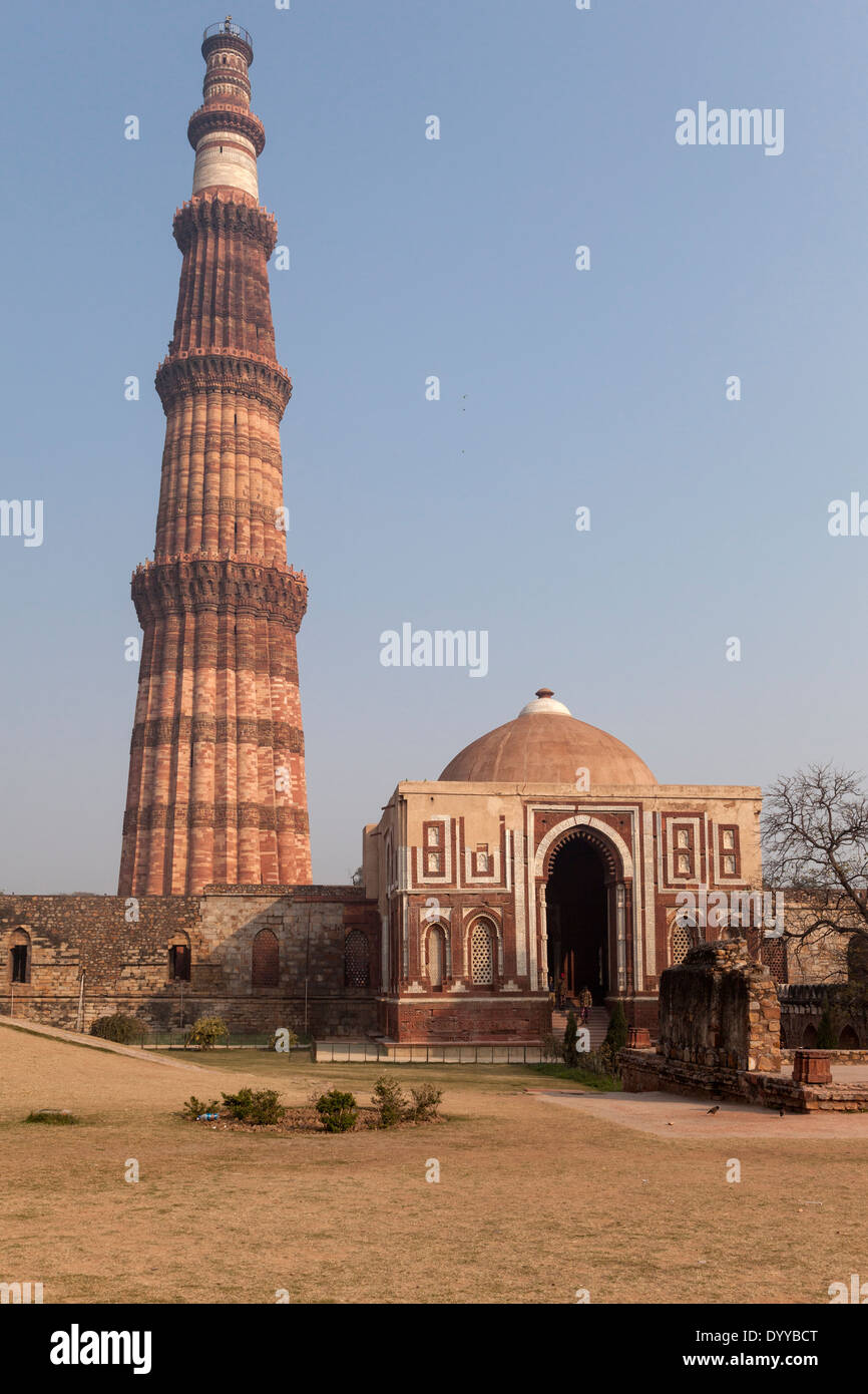 Neu-Delhi, Indien. Qutb Minar Sieg Turm und ein Minarett, 13.. Jahrhundert. Stockfoto