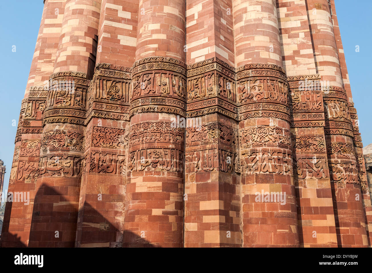 Neu-Delhi, Indien. Arabische Kalligraphie in Stein nahe der Unterseite des Qutb Minar Sieg Turm und ein Minarett, 13.. Jahrhundert. Stockfoto